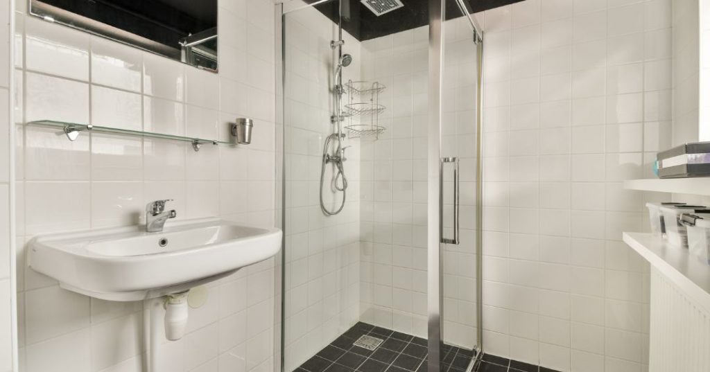 Como Limpar Box de Vidro no Banheiro em Campina Grande: 4 Passos e Dicas Box de vidro em Campina Grande